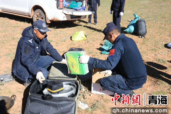 图为可可西里自然保护区公安局民辅警巡山现场。可可西里自然保护区公安局供图 图为可可西里自然保护区公安局民辅警巡山现场。可可西里自然保护区公安局供图