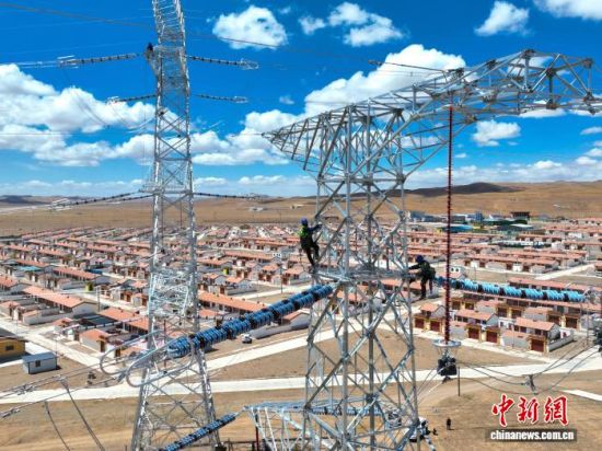 9月5日,国网青海电力公司员工在330千伏玉树二回新建线路开展消缺工作。(国网青海电力公司供图) 9月5日,国网青海电力公司员工在330千伏玉树二回新建线路开展消缺工作。(国网青海电力公司供图)
