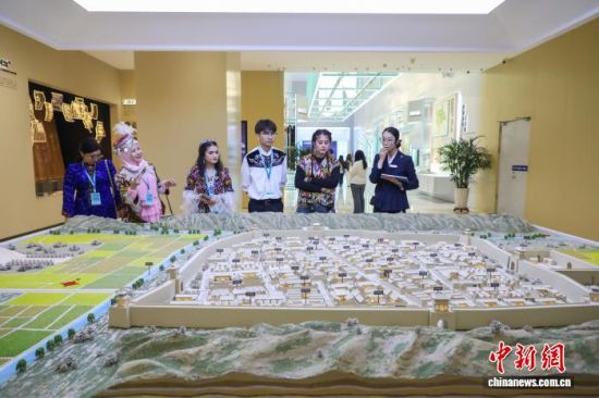 图为”Z世代“青年代表参观西宁市城市展示中心。马铭言 摄 图为”Z世代“青年代表参观西宁市城市展示中心。马铭言 摄