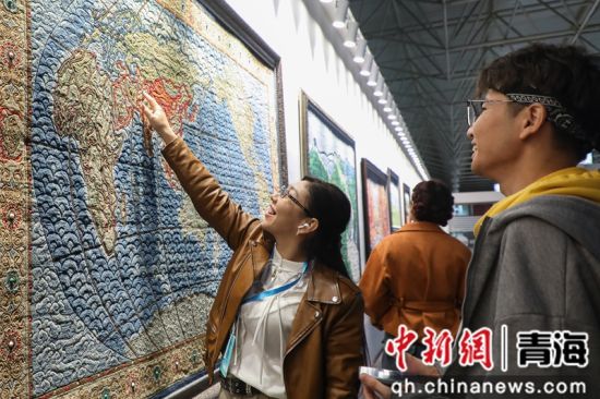 图为中亚青年参观生产车间。马铭言 摄 图为中亚青年参观生产车间。马铭言 摄