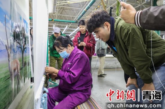 图为中亚青年参观生产车间。马铭言 摄 图为中亚青年参观生产车间。马铭言 摄