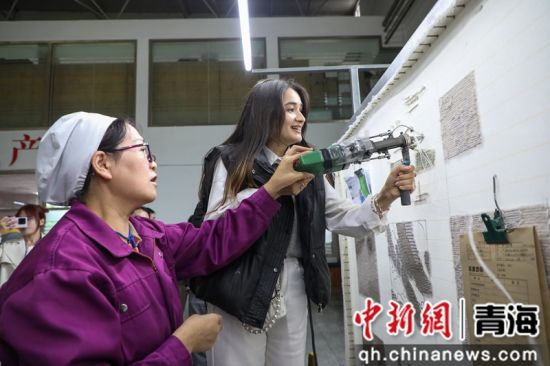 图为中亚青年体验藏毯制作。马铭言 摄 图为中亚青年体验藏毯制作。马铭言 摄