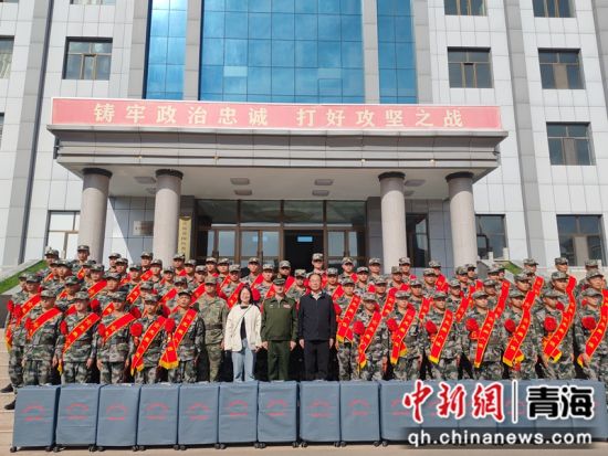 图为大通县新兵合影留念。 王金魁摄 图为大通县新兵合影留念。 王金魁摄
