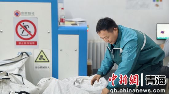 图为当增加整理快递件。受访者 供图 图为当增加整理快递件。受访者 供图