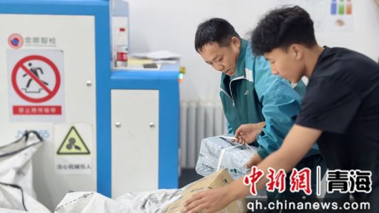 图为当增加(左)和同事搬运快递。受访者 供图 图为当增加(左)和同事搬运快递。受访者 供图