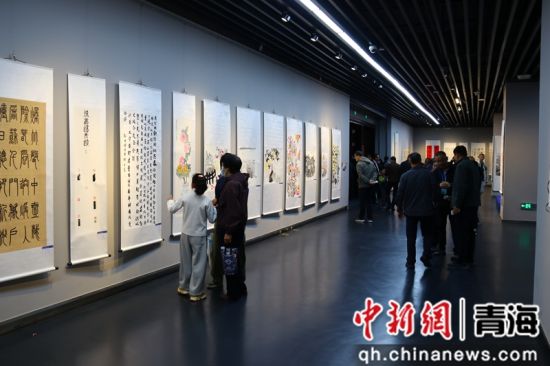 图为民众参观作品。湟中文联供图 图为民众参观作品。湟中文联供图