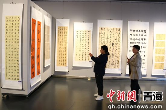图为民众参观作品。湟中文联供图 图为民众参观作品。湟中文联供图