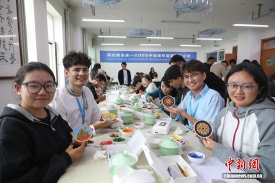 图为中亚国家青年代表与学院留学生一同感受非遗。马铭言 摄 图为中亚国家青年代表与学院留学生一同感受非遗。马铭言 摄