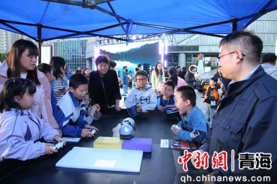 图为“科技奇妙夜 未来潮人节”主题活动现场。 青海省科技馆供图 图为“科技奇妙夜 未来潮人节”主题活动现场。 青海省科技馆供图