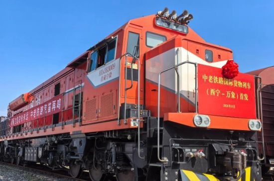 资料图为青海开行至老挝万象国际货物列车。李隽 摄 资料图为青海开行至老挝万象国际货物列车。李隽 摄