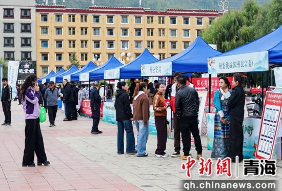 图为集中宣传展位。多杰坚赞供图 图为集中宣传展位。多杰坚赞供图
