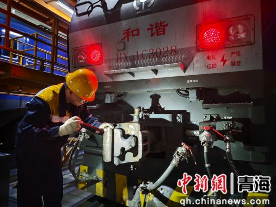 图为西宁机务段职工对机车及设备逐台逐项排查整治。 西宁机务段供图 图为西宁机务段职工对机车及设备逐台逐项排查整治。 西宁机务段供图