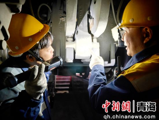 图为西宁机务段职工对机车及设备逐台逐项排查整治。 西宁机务段供图 图为西宁机务段职工对机车及设备逐台逐项排查整治。 西宁机务段供图