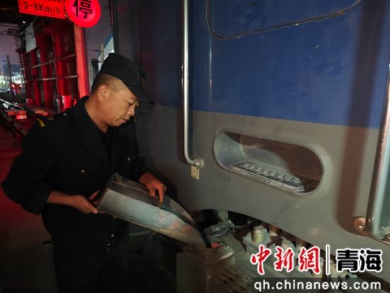图为西宁机务段职工对机车及设备逐台逐项排查整治。 西宁机务段供图 图为西宁机务段职工对机车及设备逐台逐项排查整治。 西宁机务段供图