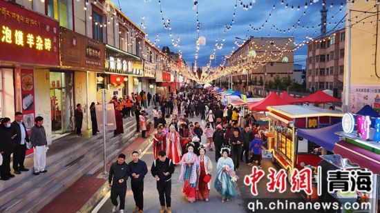 图为民俗巡游活动现场。兴海县委宣传部供图 图为民俗巡游活动现场。兴海县委宣传部供图