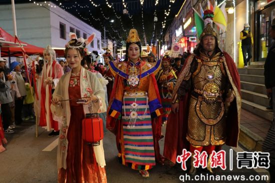 图为角色扮演者沿街巡游、即兴展演。兴海县委宣传部供图 图为角色扮演者沿街巡游、即兴展演。兴海县委宣传部供图