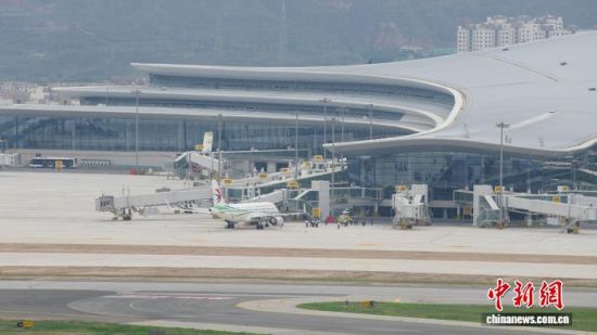 图为西宁机场停机坪。西宁机场 供图 图为西宁机场停机坪。西宁机场 供图