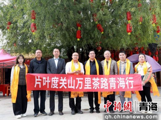 采风团成员与慕容古寨负责人合影。宋小平 摄 采风团成员与慕容古寨负责人合影。宋小平 摄