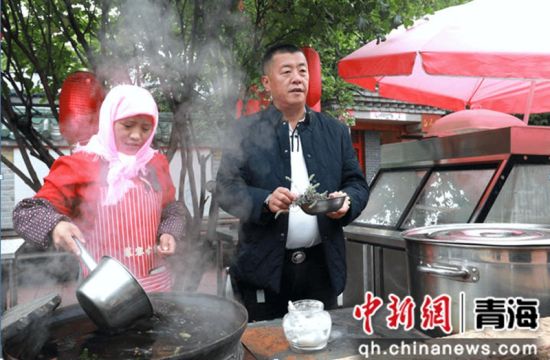 古寨工作人员制作熬茶。宋小平 摄 古寨工作人员制作熬茶。宋小平 摄