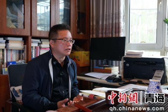 西北老黑茶文化研究者朱晓峰接受采风团专访。宋小平 摄 西北老黑茶文化研究者朱晓峰接受采风团专访。宋小平 摄