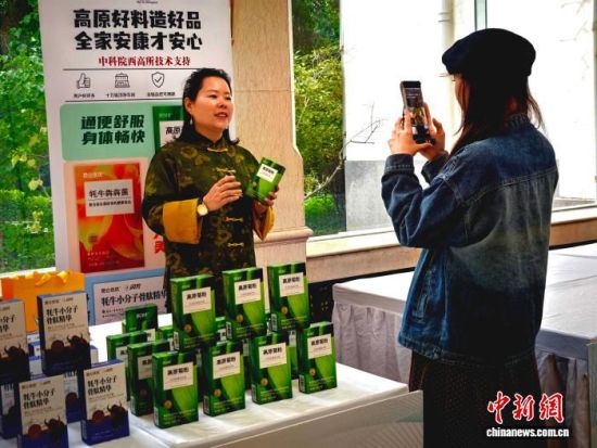 图为2026年青海省食品安全宣传周活动启动现场,企业工作人员正在录制产品介绍视频。 祁增蓓摄 图为2026年青海省食品安全宣传周活动启动现场,企业工作人员正在录制产品介绍视频。 祁增蓓摄
