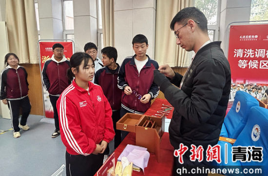 图为现场为学生调镜。主办方供图 图为现场为学生调镜。主办方供图