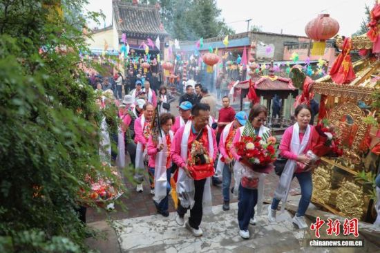 9月28日,来自台湾台中的34名台胞赴青海省西宁市湟中区李家山镇吉家村祭祖。马铭言 摄 9月28日,来自台湾台中的34名台胞赴青海省西宁市湟中区李家山镇吉家村祭祖。马铭言 摄