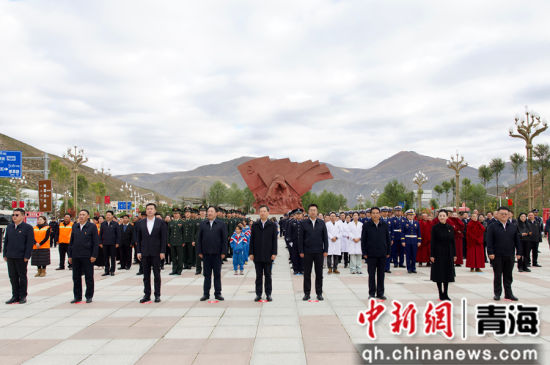图为升旗仪式现场。玉树州委宣传部供图 图为升旗仪式现场。玉树州委宣传部供图
