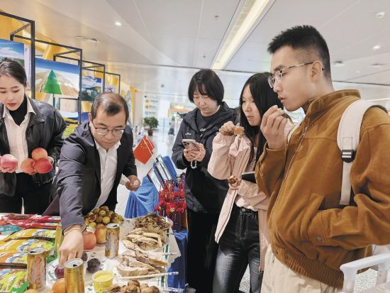 游客争相品尝美食。牛玉娇 摄 游客争相品尝美食。牛玉娇 摄