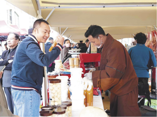 贵南县招商引资和文化旅游专场推介会热闹非凡。 陈晨 摄 贵南县招商引资和文化旅游专场推介会热闹非凡。 陈晨 摄