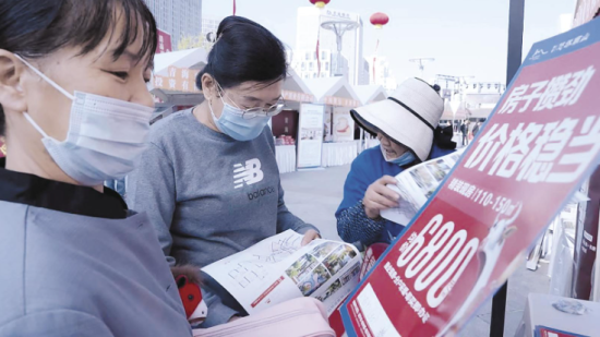 西宁“金秋安家·夏都宜居”购房月主会场人头攒动。西宁市住建局供图 西宁“金秋安家·夏都宜居”购房月主会场人头攒动。西宁市住建局供图
