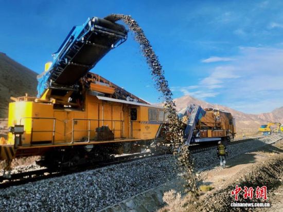 图为清筛机正在将道床内的污土排出。 朱哲 摄 图为清筛机正在将道床内的污土排出。 朱哲 摄
