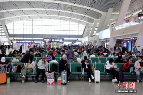 图为旅客在西宁火车站候车大厅候车。 青藏集团公司供图 图为旅客在西宁火车站候车大厅候车。 青藏集团公司供图
