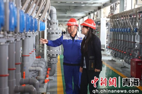图为青海汇信新材料科技有限公司工作人员向农行格尔木分行工作人员介绍企业生产情况。张忠苹摄 图为青海汇信新材料科技有限公司工作人员向农行格尔木分行工作人员介绍企业生产情况。张忠苹摄