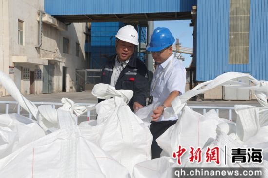 图为青海盐湖沃锦储热技术有限公司工作人员向农行格尔木分行工作人员介绍企业生产情况。张忠苹摄 图为青海盐湖沃锦储热技术有限公司工作人员向农行格尔木分行工作人员介绍企业生产情况。张忠苹摄