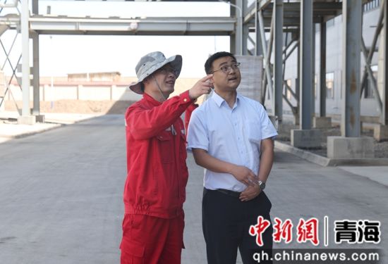 图为青海中信国安科技发展有限公司工作人员向农行格尔木分行工作人员介绍企业生产情况。张忠苹摄 图为青海中信国安科技发展有限公司工作人员向农行格尔木分行工作人员介绍企业生产情况。张忠苹摄