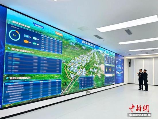 图为工作人员对省内清洁能源电站的全量数据及算力中心数据进行广泛汇集与深度整合。都双 摄 图为工作人员对省内清洁能源电站的全量数据及算力中心数据进行广泛汇集与深度整合。都双 摄