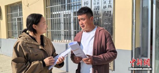 图为《胡基沟那些事》演员正在讨论剧本。 大通县委宣传部供图 图为《胡基沟那些事》演员正在讨论剧本。 大通县委宣传部供图