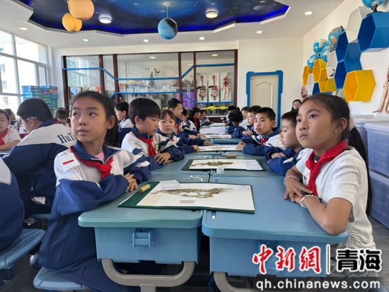 资料图为祁连山国家公园青海省管理局“科普进校园”活动走进西宁市虎台小学。潘雨洁 摄 资料图为祁连山国家公园青海省管理局“科普进校园”活动走进西宁市虎台小学。潘雨洁 摄