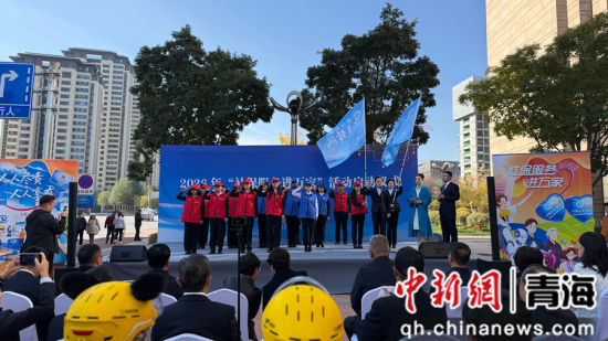 图为授旗仪式。孙睿 摄 图为授旗仪式。孙睿 摄