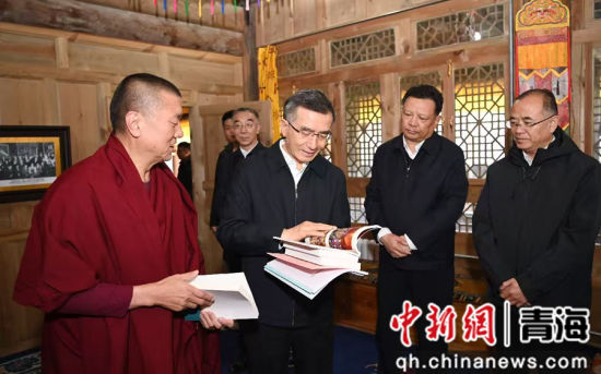 图为10月13日上午,省委书记罗东川在西宁市调研民族宗教工作。青海日报融媒体记者 祁国彪 摄 图为10月13日上午,省委书记罗东川在西宁市调研民族宗教工作。青海日报融媒体记者 祁国彪 摄