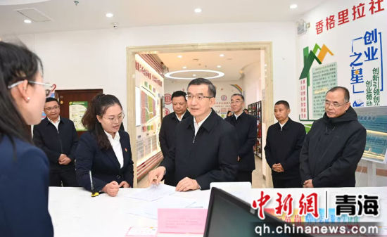 图为罗东川来到城中区香格里拉社区,察看了解社区阵地建设、功能发挥等情况。青海日报融媒体记者 祁国彪 摄 图为罗东川来到城中区香格里拉社区,察看了解社区阵地建设、功能发挥等情况。青海日报融媒体记者 祁国彪 摄