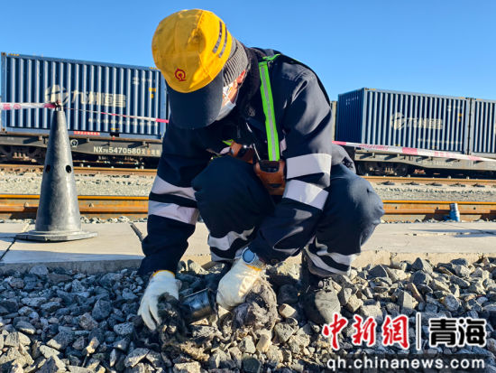 图为秋季检修现场,减速顶维修工正在进行检修。 李生燕摄 图为秋季检修现场,减速顶维修工正在进行检修。 李生燕摄