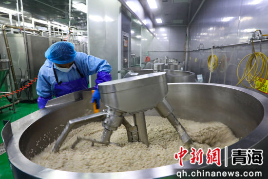 图为青稞加工生产线。马铭言 摄 图为青稞加工生产线。马铭言 摄