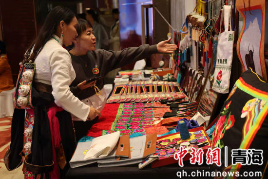 民众现场了解青绣产品。 张忠苹 摄 民众现场了解青绣产品。 张忠苹 摄