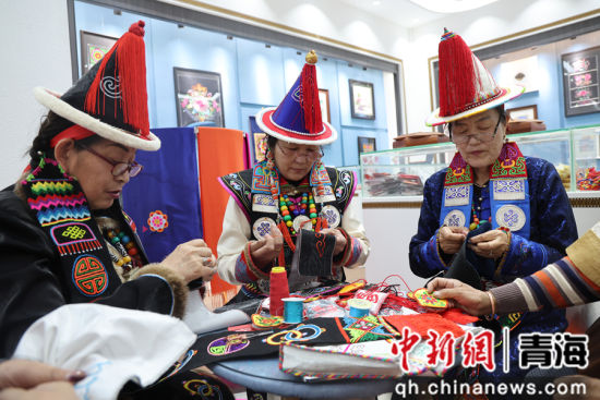 图为绣娘现场制作绣品。 张忠苹 摄 图为绣娘现场制作绣品。 张忠苹 摄