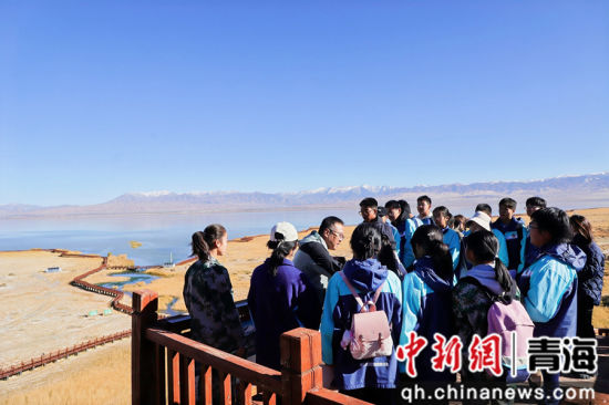 图为学生们在都兰湖国家湿地公园了解湿地。海西州委宣传部 供图 图为学生们在都兰湖国家湿地公园了解湿地。海西州委宣传部 供图