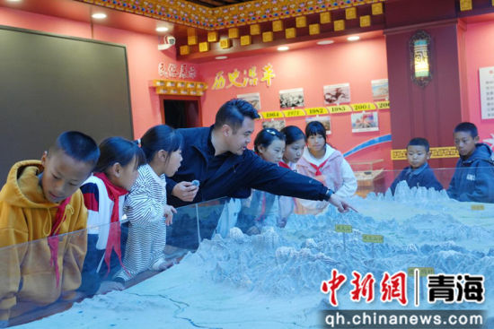 索南多杰与长江源民族学校学生一同参观长江源村村史馆并讲解。海西州委宣传部 供图 索南多杰与长江源民族学校学生一同参观长江源村村史馆并讲解。海西州委宣传部 供图