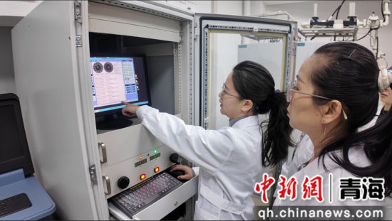 图为赵国蓉(左)和同事在业务工作中。青海省气象局 供图 图为赵国蓉(左)和同事在业务工作中。青海省气象局 供图