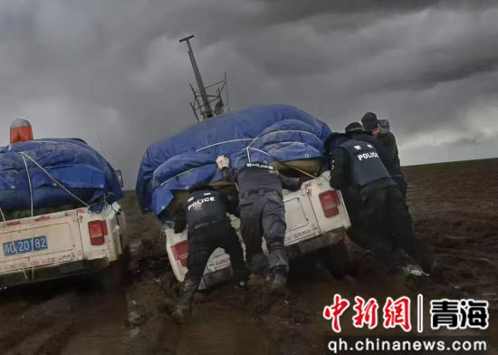 资料图为可可西里巡山队员工作现场。玉树公安供图 资料图为可可西里巡山队员工作现场。玉树公安供图